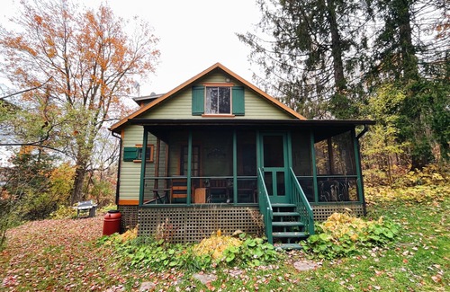 Chelsea Cottage | Classic Chelsea Cottage on the Gatineau River and along the famous Chelsea Trail