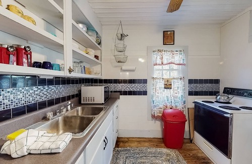 Carrabelle Cottage | Classic coastal cottage with screened deck, hammock & washer/dryer