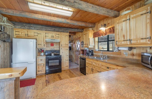 Creede House | Classic Colorado Cabin - ATV's Welcome - Grill/Deck/Mountain Views