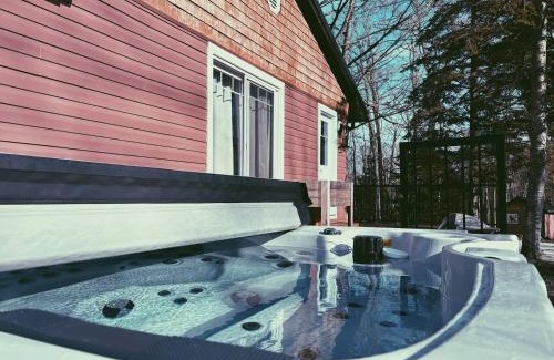 Lion's Head House | Classic-country Getaway W Hot Tub & Ev Charger
