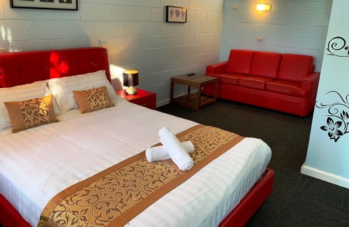 Strathmerton Hotel | Classic Country Motel Room near Murray,