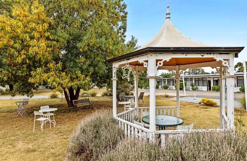 Strathmerton House | Classic Country Motel Room near Murray, Pet Friendly