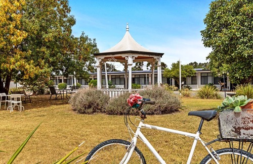 Strathmerton House | Classic Country Motel Room near Murray, Pet Friendly