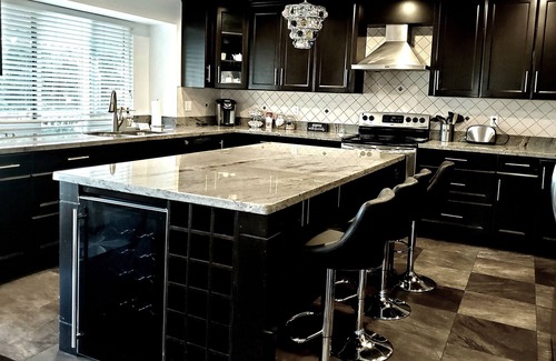 Queensborough House | Classic - Cozy 4 Bedroom Home Near Sky train
