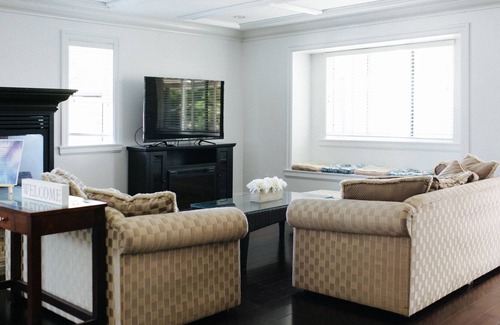 Queensborough House | Classic - Cozy 4 Bedroom Home Near Sky train