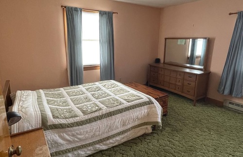 Mustoe House | Classic cozy brick ranch, with beautiful panoramic views!