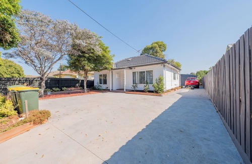 Corio House | Classic Decor, Freshly Painted 3 by 2 Quiet Home