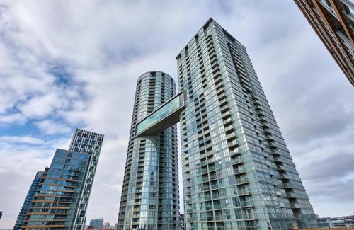 CityPlace Apartment | Classic Downtown Toronto Lakeview Condo With Free Parking