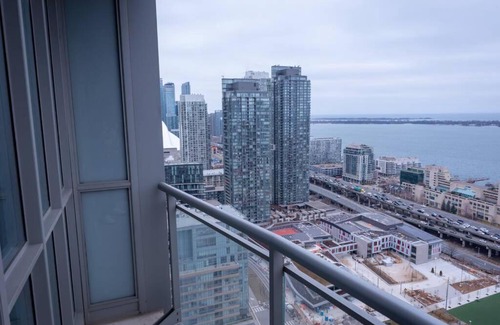 CityPlace Apartment | Classic Downtown Toronto Lakeview Condo With Free Parking