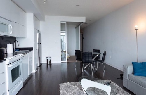CityPlace Apartment | Classic Downtown Toronto Lakeview Condo With Free Parking