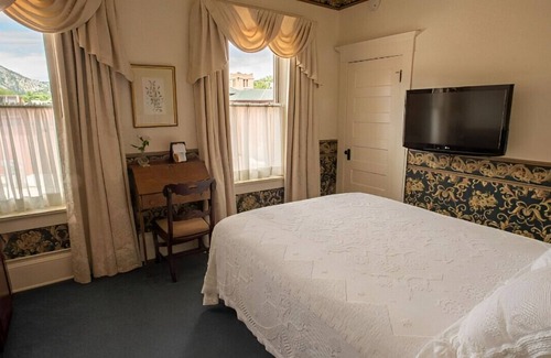 Central Boulder House | Classic & Elegantly Appointed Room for Couples!