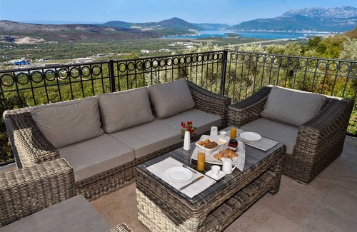 Seoca Villa | Classic Estate Villa