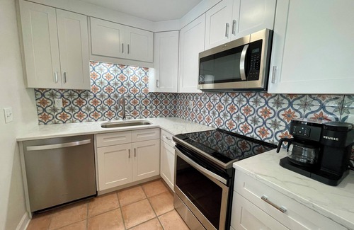 Fort Walton Beach House | Classic Florida Cottage - 6 Min to Beaches! Shopping and Restaurants!