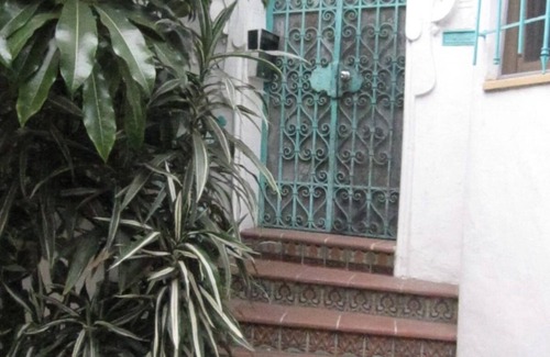 Hollywood Apartment | Classic Hollywood Hills Living with Amazing Views ~1200sf