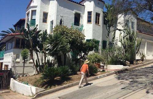 Hollywood Apartment | Classic Hollywood Hills Living with Amazing Views ~1200sf