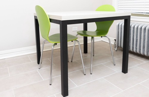 Kenwood Apartment | Classic HP 1BR with Fast Transit to UChicago & DT by Zen Rentals