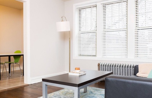 Kenwood Apartment | Classic HP 1BR with Fast Transit to UChicago & DT by Zen Rentals