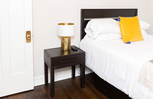 Kenwood Apartment | Classic HP 1BR with Fast Transit to UChicago & DT by Zen Rentals