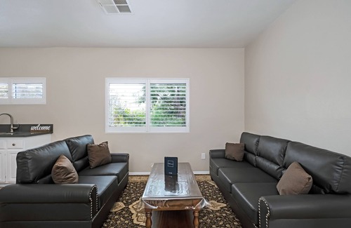 Mid-Wilshire House | Classic LA Miracle Mile Townhouse