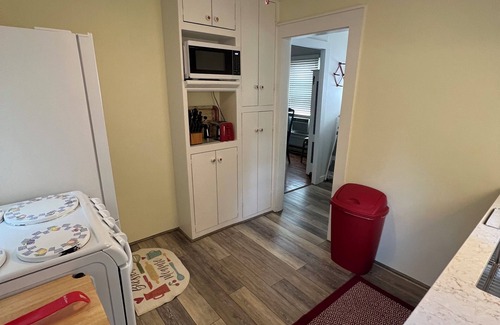 Lakeside Cottage | Classic Lakeside Cottage, Prime Location-Across from Hoover Auditorium