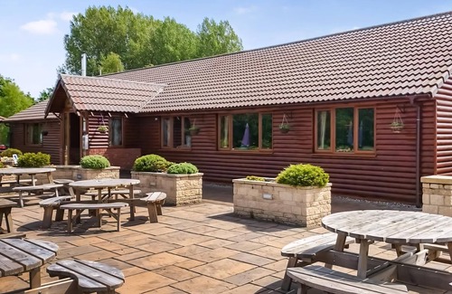 Ancaster Ski Chalet | Classic Lakeview Lodge 6