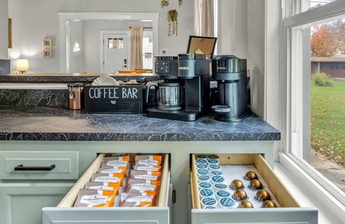 Lakewood House | Classic Lakewood 4BR Bungalow Near Edgewater Beach