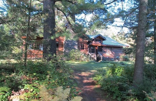 Republic House | Classic Lodge on Private Lake
