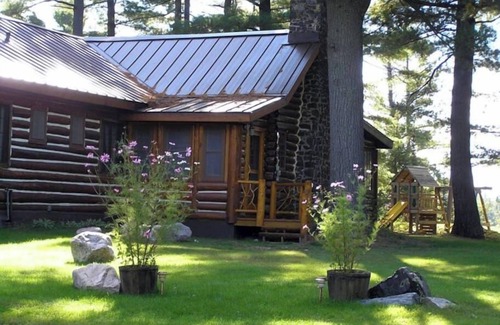 Republic House | Classic Lodge on Private Lake