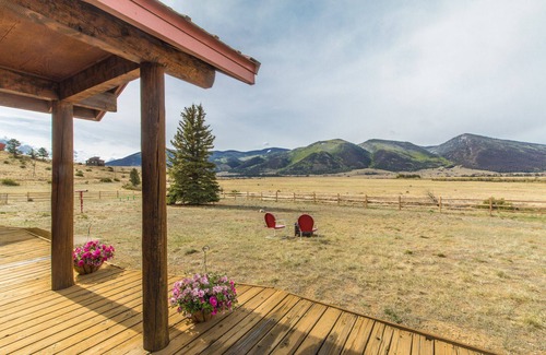 Creede House | Classic Log Cabin - Amazing Views - ATV Parking - Close to Town