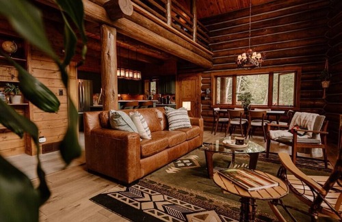 Lyons Cabin | Classic Log Cabin near Rocky Mt Nat'l Park and Ski