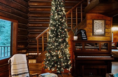 Lyons Cabin | Classic Log Cabin near Rocky Mt Nat'l Park and Ski