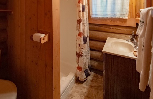 Bigfork Cabin | Classic log cabin with firepit - near Bigfork, Flathead Lake & Glacier