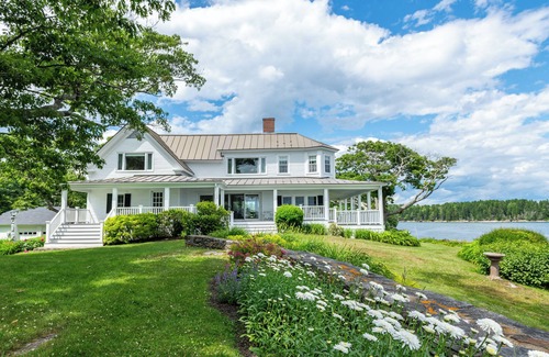 Harpswell House | Classic Maine cottage set on its own peninsula with stunning views