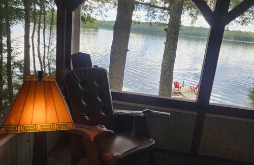 Mount Vernon Cabin | Classic Maine Lake Cottage, 25ft from lake shore!