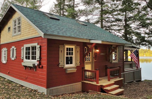 Mount Vernon Cabin | Classic Maine Lake Cottage, 25ft from lake shore!
