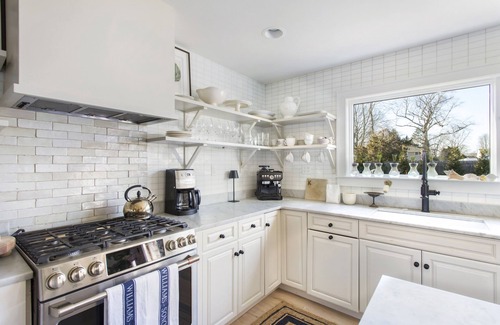Bellport House | Classic Martha's Vinyard-Inspired Lovely 4 bedroom House with Pool In Bellport