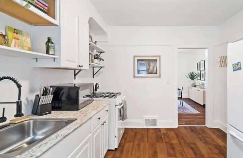 Cleveland Apartment | Classic Meets Contemporary I Minutes to Cle Clinic