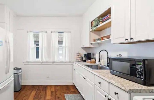 Cleveland Apartment | Classic Meets Contemporary I Minutes to Cle Clinic
