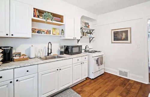 Cleveland Apartment | Classic Meets Contemporary I Minutes to Cle Clinic
