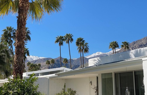 Canyon Corridor Condo | Classic mid-century condo with mountain views