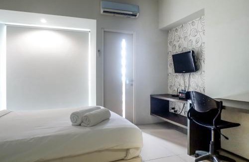 Siwalankerto Apartment | Classic Modern Studio Room Apartment at The Square Surabaya By Travelio