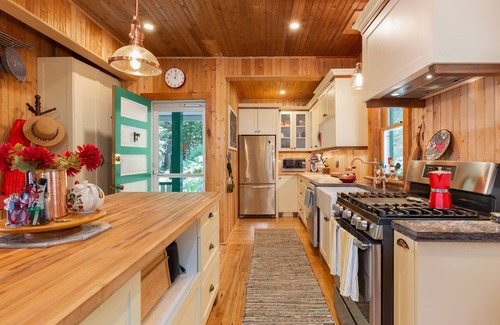 Lake of Bays Cottage | Classic Muskoka cottage w/amazing Lake views, boathouse - 10mins to Huntsville!