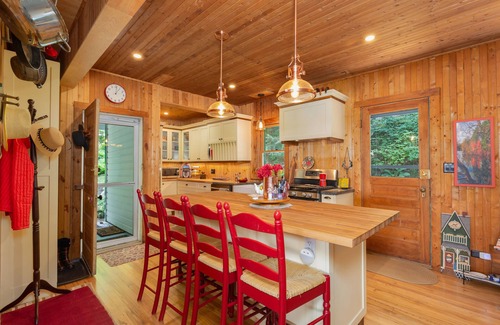 Lake of Bays Cottage | Classic Muskoka cottage w/amazing Lake views, boathouse - 10mins to Huntsville!