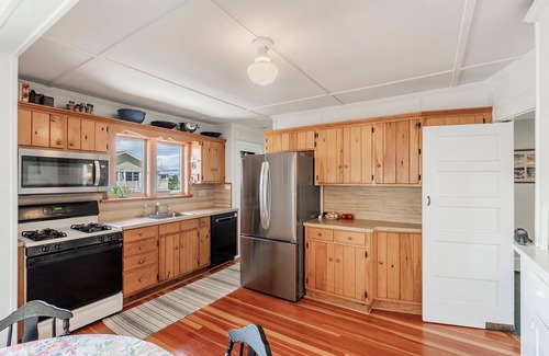 Mantoloking House | Classic Oceanfront 5-bedroom home, steps to the beach in South Mantoloking