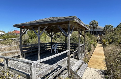 South Carolina Lowcountry House | Classic on the St. Helena Sound;Sunset Views;Private Beachfront Gazebo;Screened Porch;CableTV/Wifi