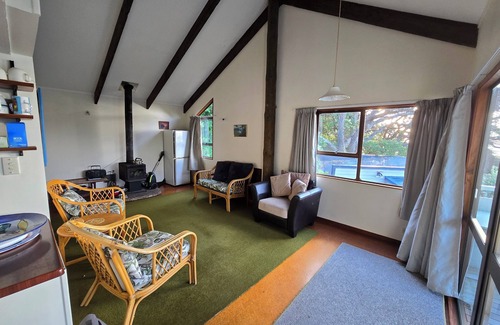 Piha House | Classic Piha Bach with Sea Views & Beach Proximity