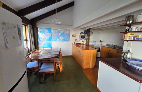 Piha House | Classic Piha Bach with Sea Views & Beach Proximity