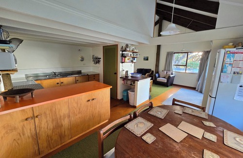 Piha House | Classic Piha Bach with Sea Views & Beach Proximity