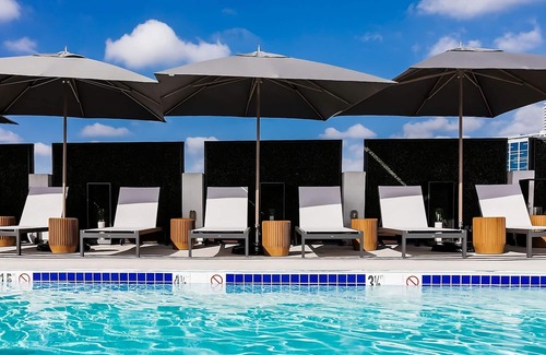 Norma Triangle House | Classic Reunion at the Rooftop Poolside Bar, Spacious Unit! Pet-friendly