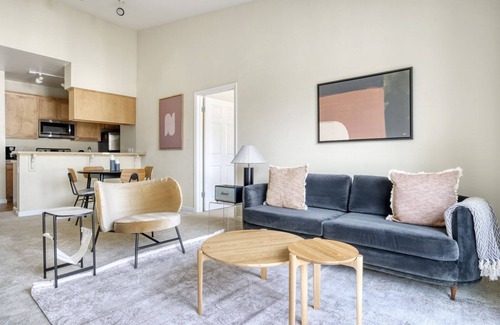 San Bruno Apartment | Classic San Bruno 2BR w/Pool, W/D, Gym, walk to YouTube, by Blueground